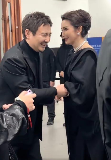 沈腾在娱乐圈还算有一定江湖地位的在小品演员中也算顶流见了咖位更大的前辈李冰冰