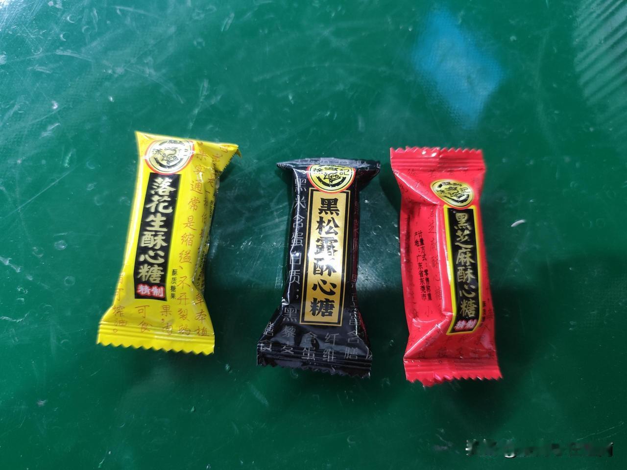 这次从国内回到越南,给越南一位女同事带了一些东西,主要是吃的一些小零食。拿到东西