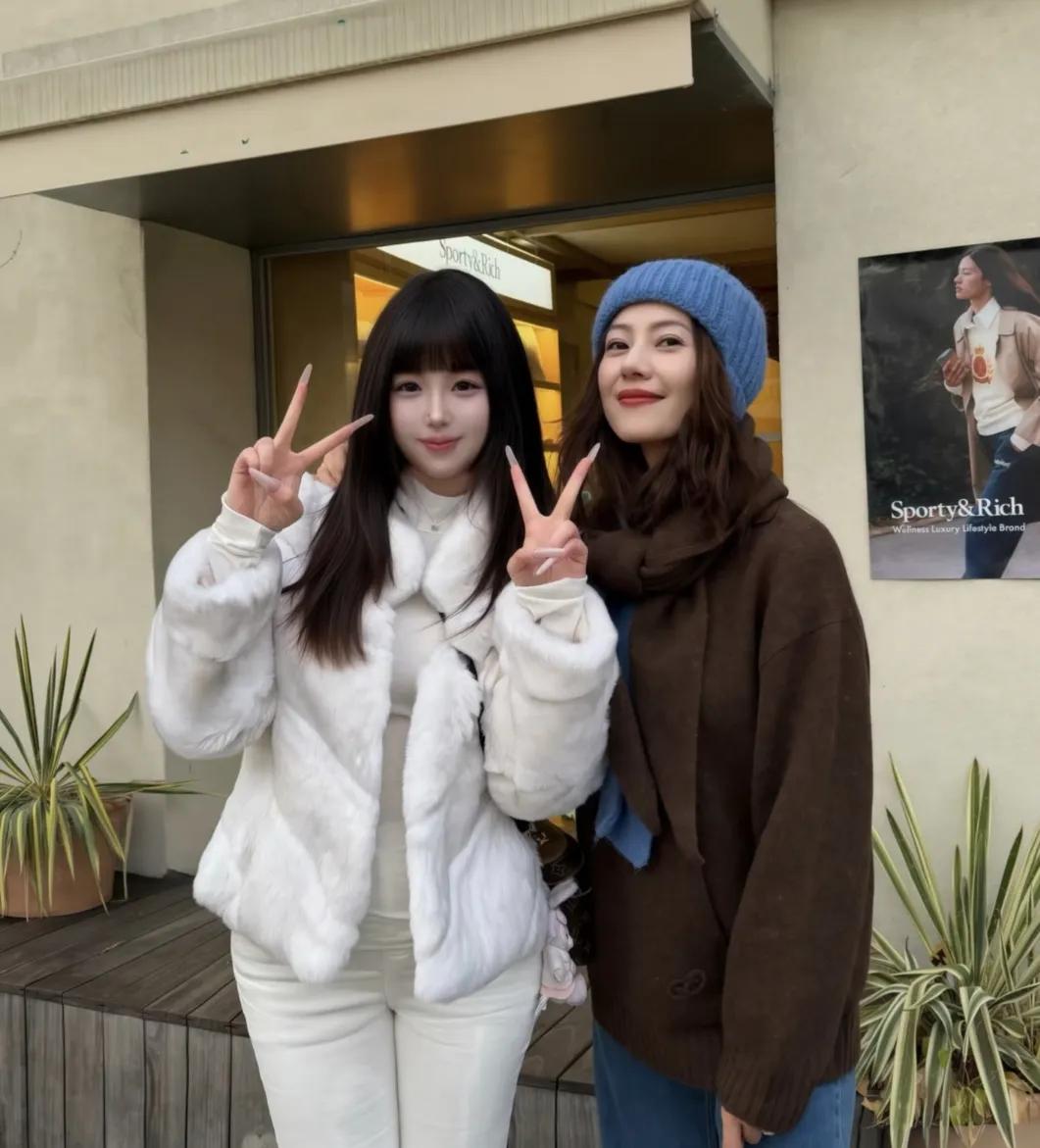 高圆圆韩国逛街美翻了！46岁状态封神，穿搭像韩剧女主46岁的高圆圆现身韩国