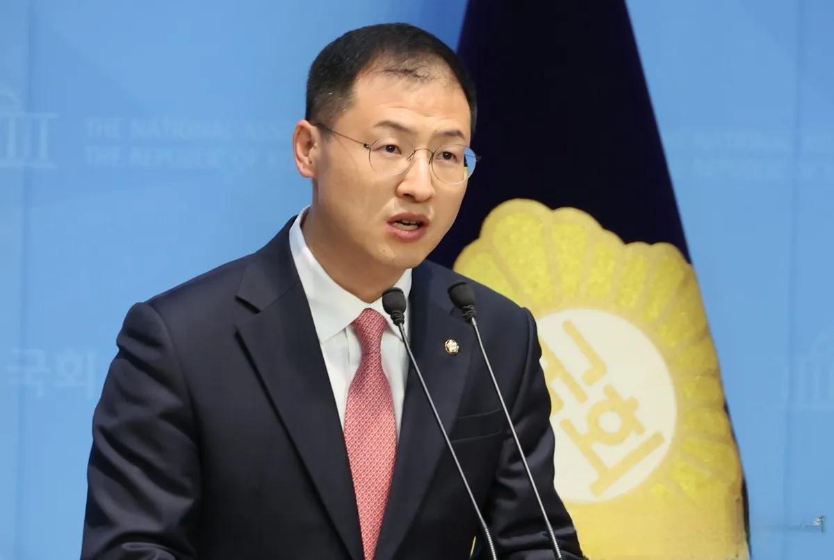 从国民力量退党的金相勋没有选择同为保守阵营李俊锡，却选择支持对立阵营进步派的李