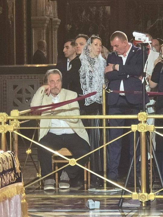 伊隆·马斯克的父亲在莫斯科的基督救世主教堂的复活节上。他是唯一一个坐在椅子上的人