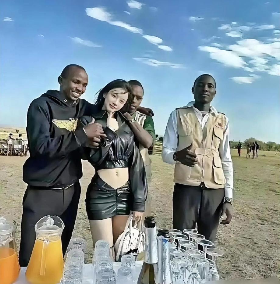 这个美女的胆量是真的大啊！这左边都黑哥们眼神已经开始不对了！敢一个人去非洲旅