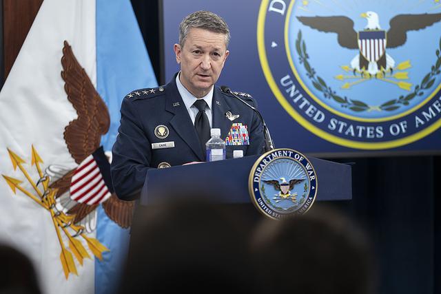 如果伊朗去你家里打你们的地下武器库也可以吗？美国参谋长联席会议主席：美军打击伊朗