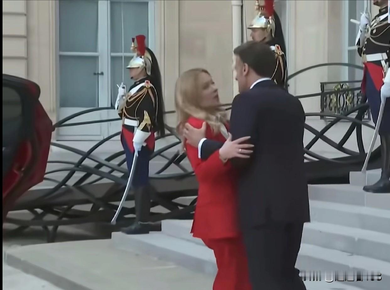 瞧马克龙那急切的模样与兴奋的神情，迈着小碎步疾步上前，一把抱住梅洛尼，左右亲吻，