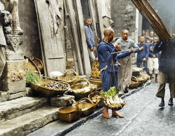 这是一张老照片，由美国社会学家甘博在1917-1919年间拍摄，精准定格了民初湖