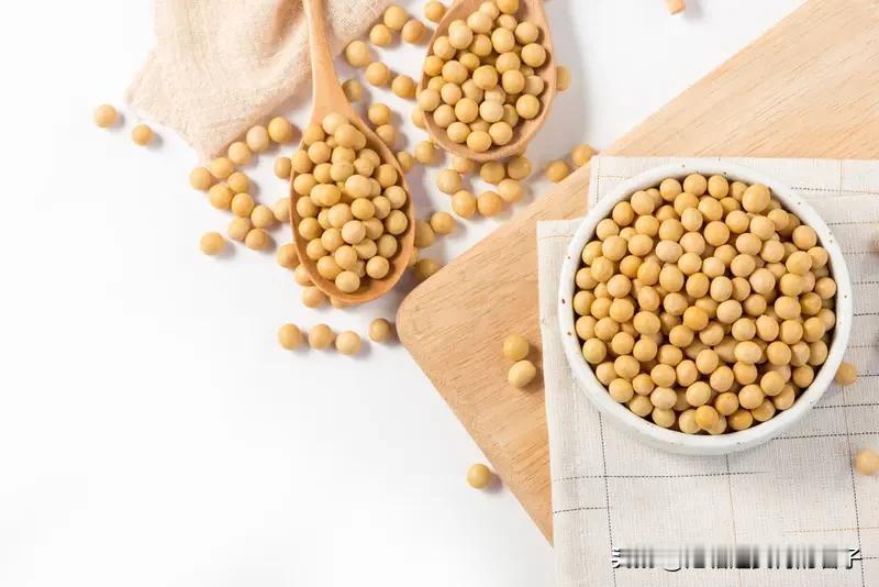 为什么中国要进口那么多大豆中国大量进口大豆，背后是国家战略考量。大豆和我们的餐