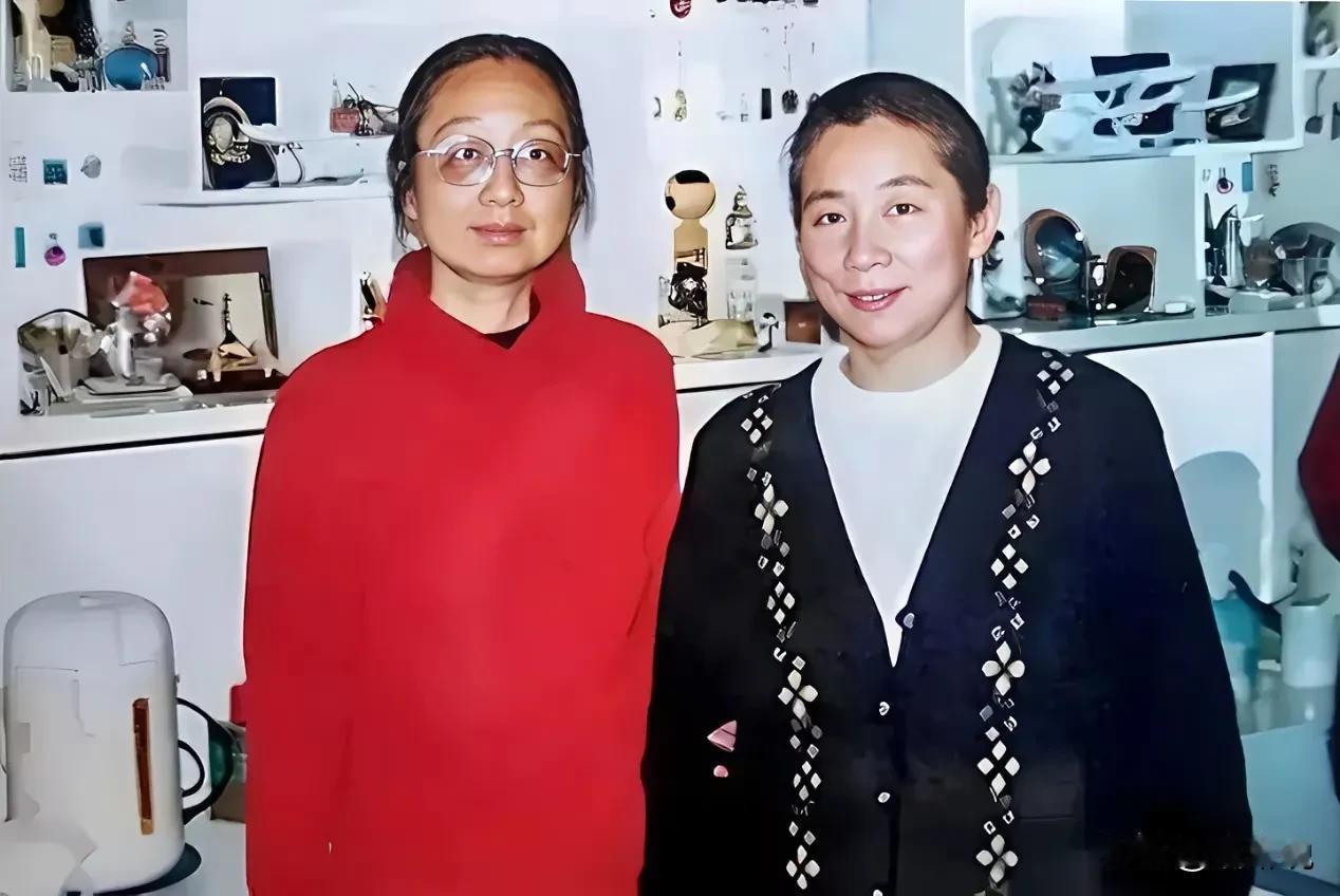 90年代初林豆豆和姐姐林晓霖的同框合影。林豆豆和林晓霖虽是亲姐妹（同父异母）