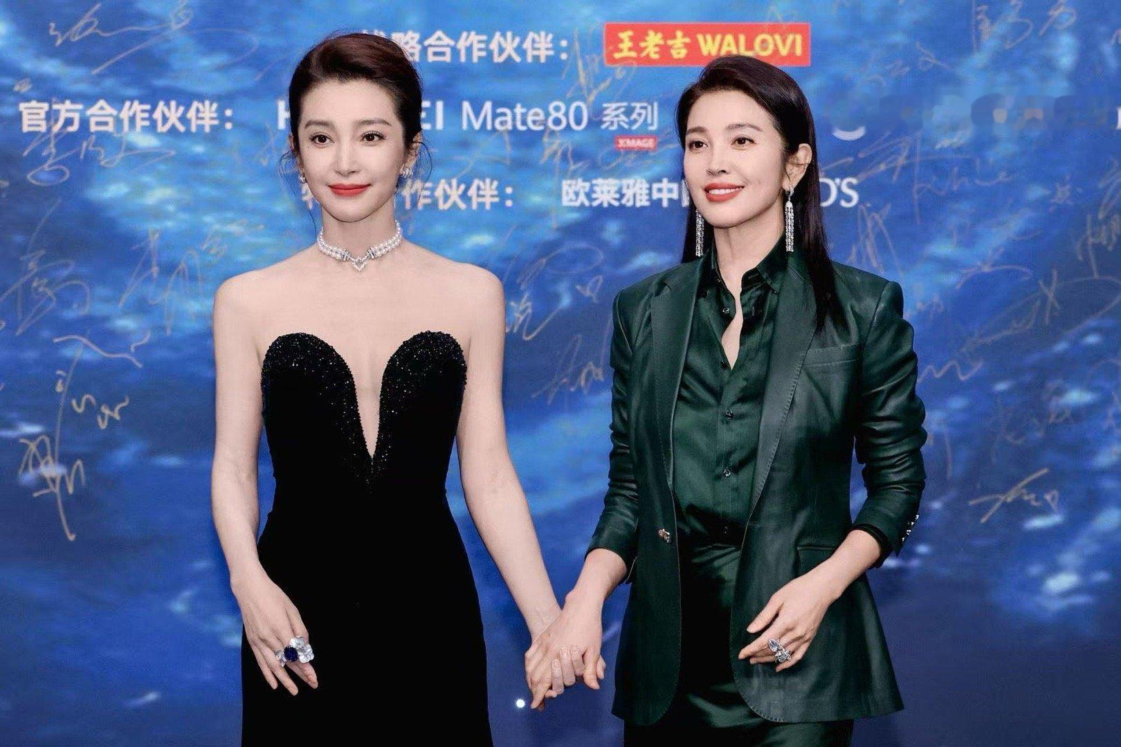 李冰冰晒和妹妹李雪合照看到李冰冰和妹妹的同框照太惊喜，两人的冻龄状态都超棒，完全