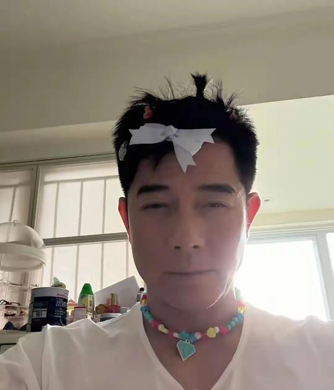 郭天王也是女儿奴一枚，为了女儿甘愿扎蝴蝶结，还戴项链。如今方媛已生下三胎，若是儿
