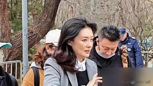 58岁周涛被路人抓拍，镜头里法令纹清晰可见，评论区却全都赞叹这才是真美人。没有滤