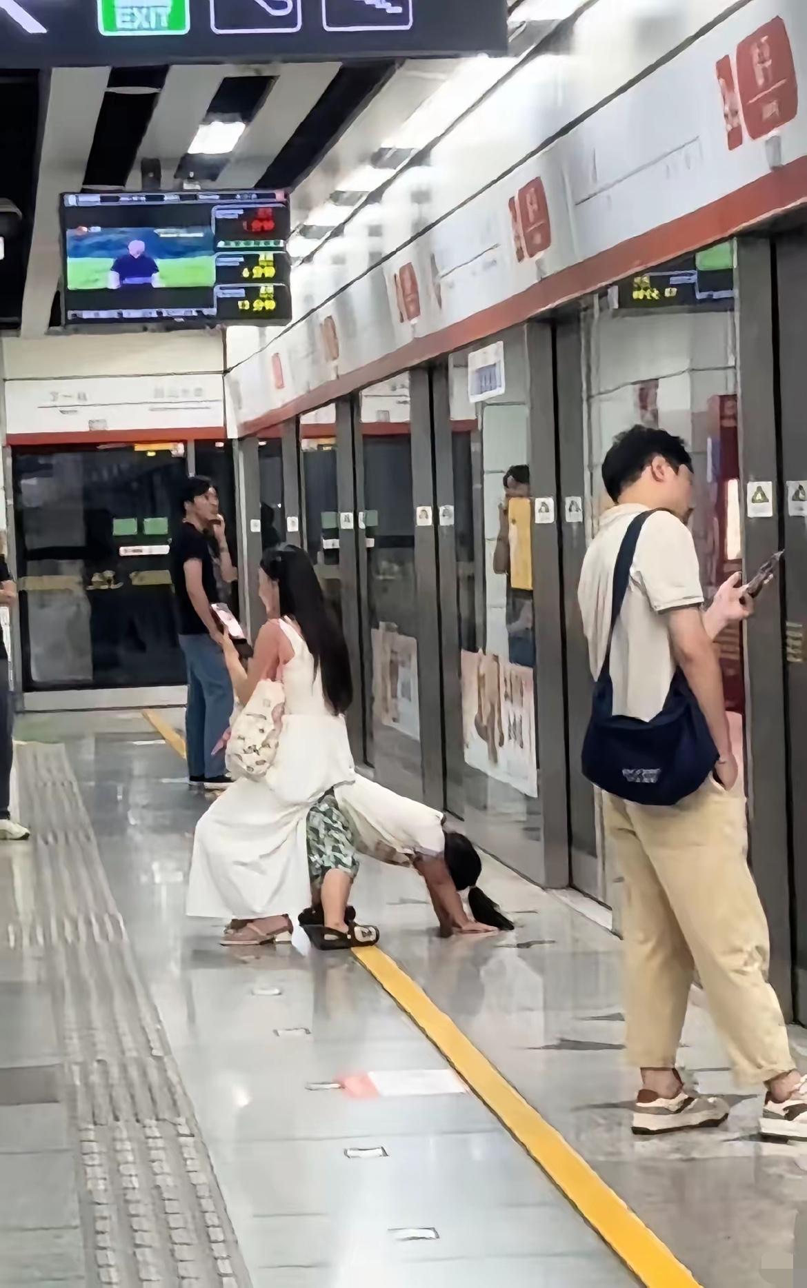 下班坐地铁一整个被震撼住一个超年轻的00后妈妈女儿竟然撅着屁股，让妈妈坐