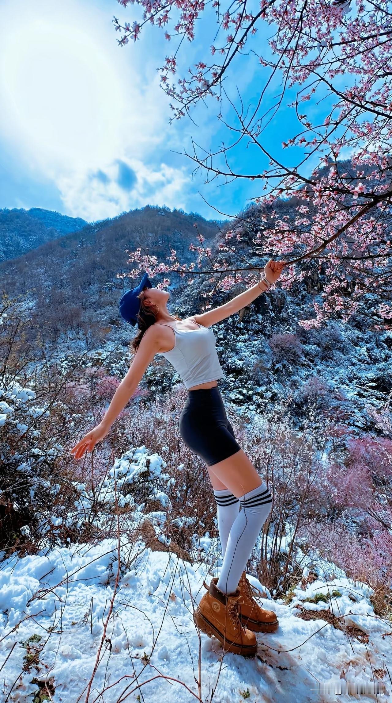 在三凤山邂逅一场雪后桃花林三凤山桃花＃户外旧照