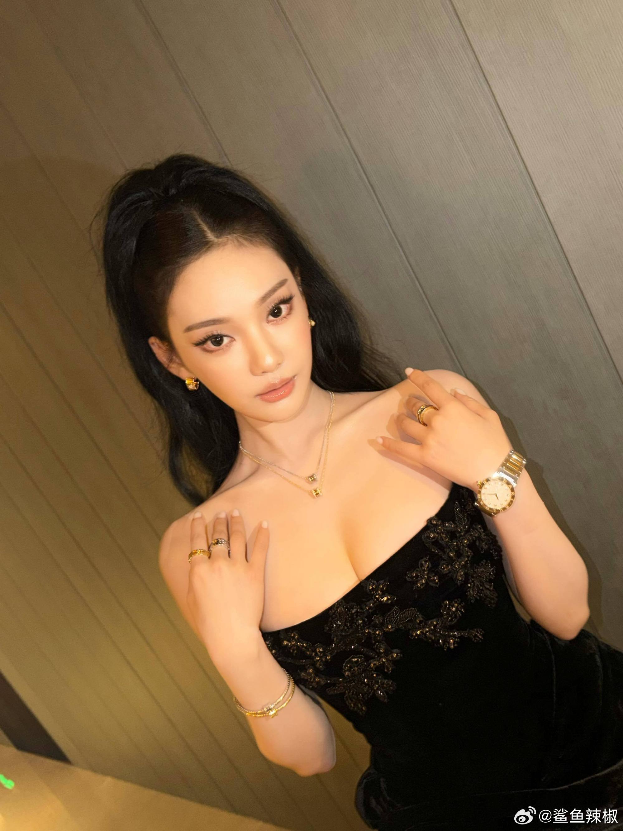 宁艺卓最新物料，Ins更新⚫️视频做成live图方便大家下载