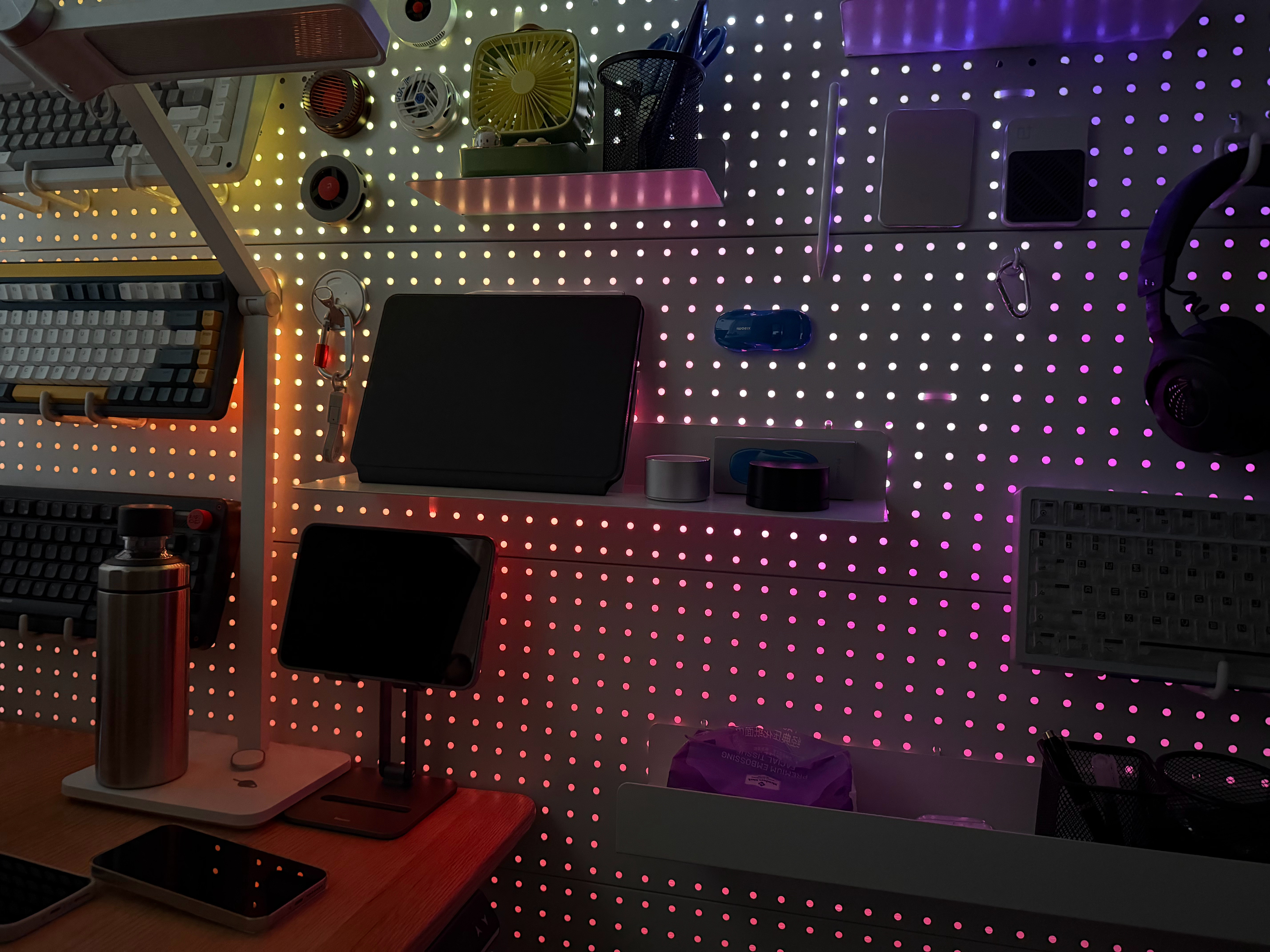 在网上和人学了一招，把灯带放在洞洞板后头，氛围感就有了