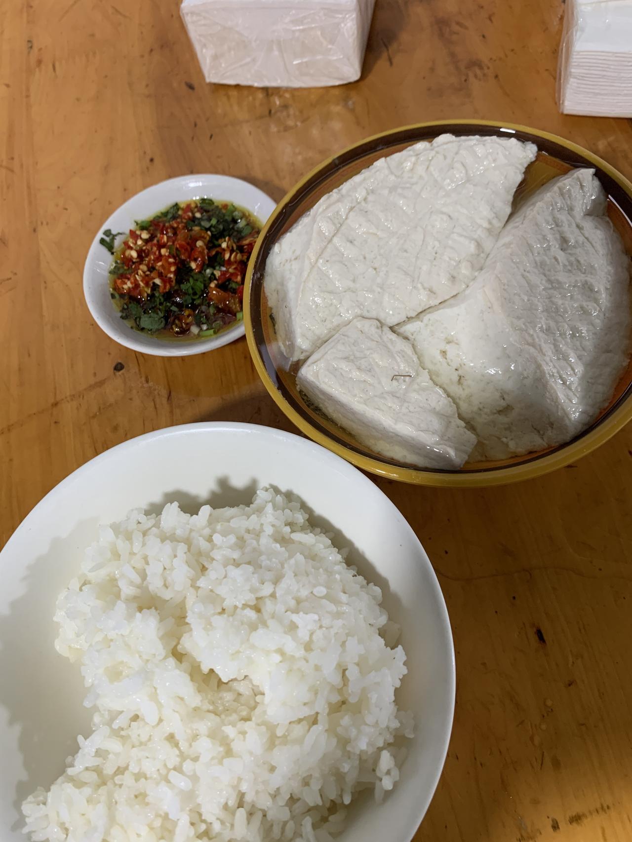 泸州味道很绝的“四白”，简直是四川一股清流。白糕、白粑，小街子市场里有特别好吃又