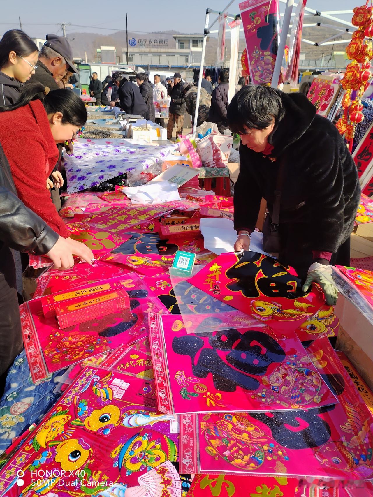 今天赶集了，买点年货。集上人很多，还碰到很多熟人。我们买了各种肉，猪肉很便宜，瘦