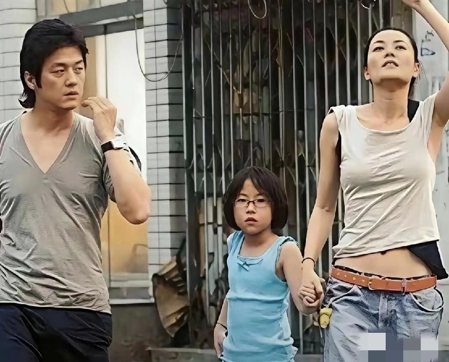 王菲和窦靖童大手拉小手，爸爸李亚鹏跟班随行，三口之家的气氛和谐轻松。王菲这接地