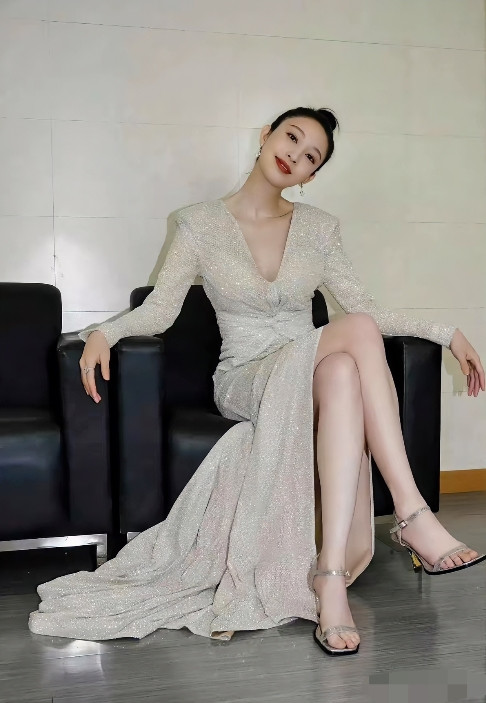 张俪，170cm，从头美到脚，就连脚都这么白