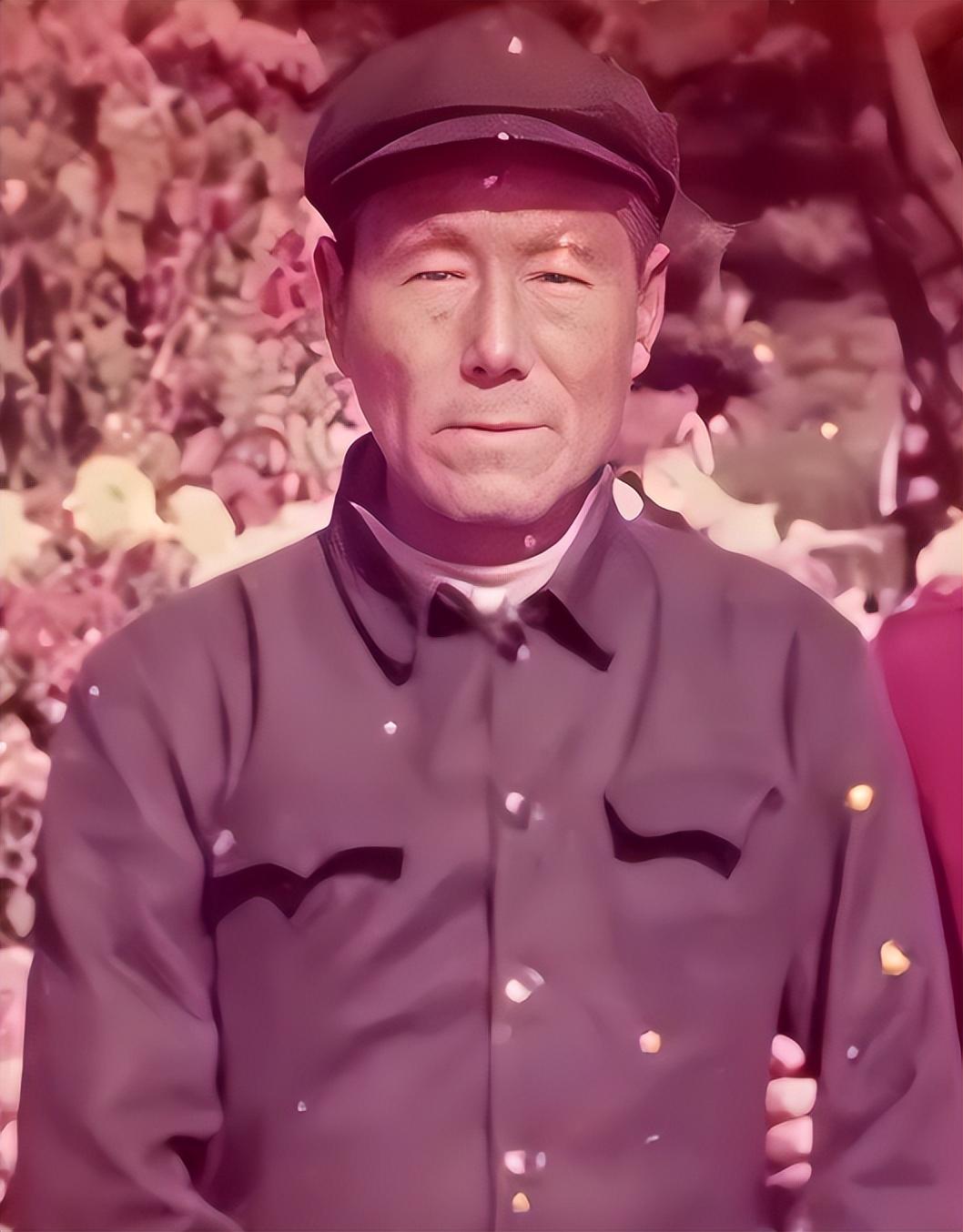 志愿军战士董明德拼刺刀脱力了，一个高大的土耳其士兵逮住机会扑了上去，想弄死董明德