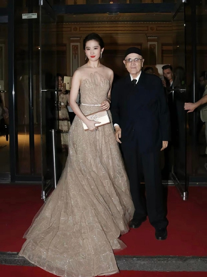 第一次见刘亦菲这组图，美的像公主一样