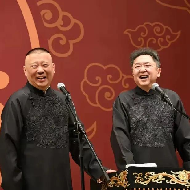 郭德纲真的太炫耀了！我都看不下去了，演出都在体育馆，门票还好几千，而且还一票难求