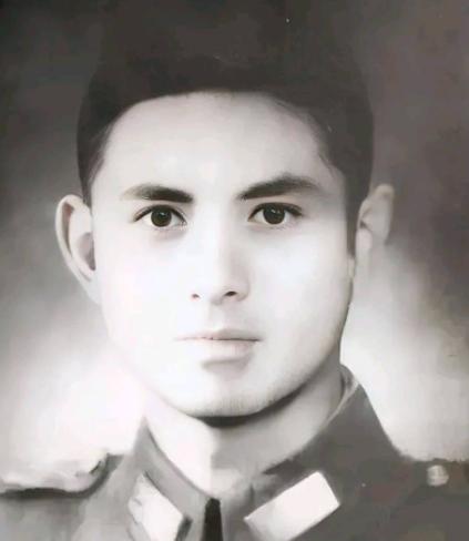 1947年深冬，北平国民党陆军医院，一个高烧不退的年轻军官躺在病床上，三十多名便