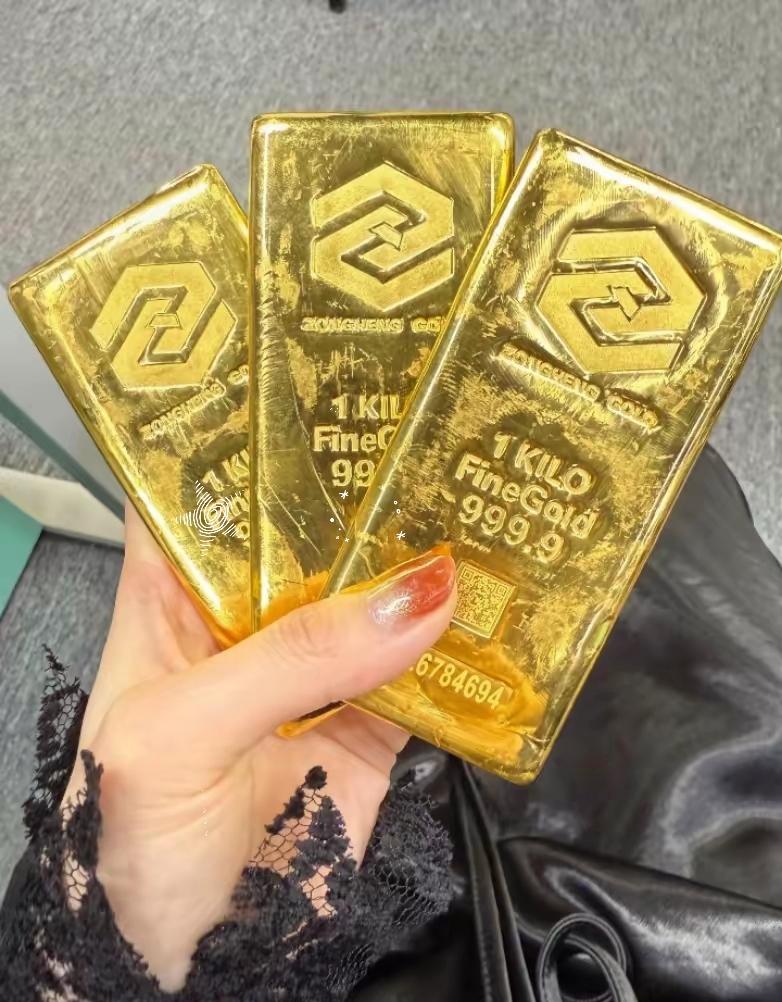 这下好了，金价又开始不对劲了，7月4日，国际暗金价格又开始横盘，周五国内盘