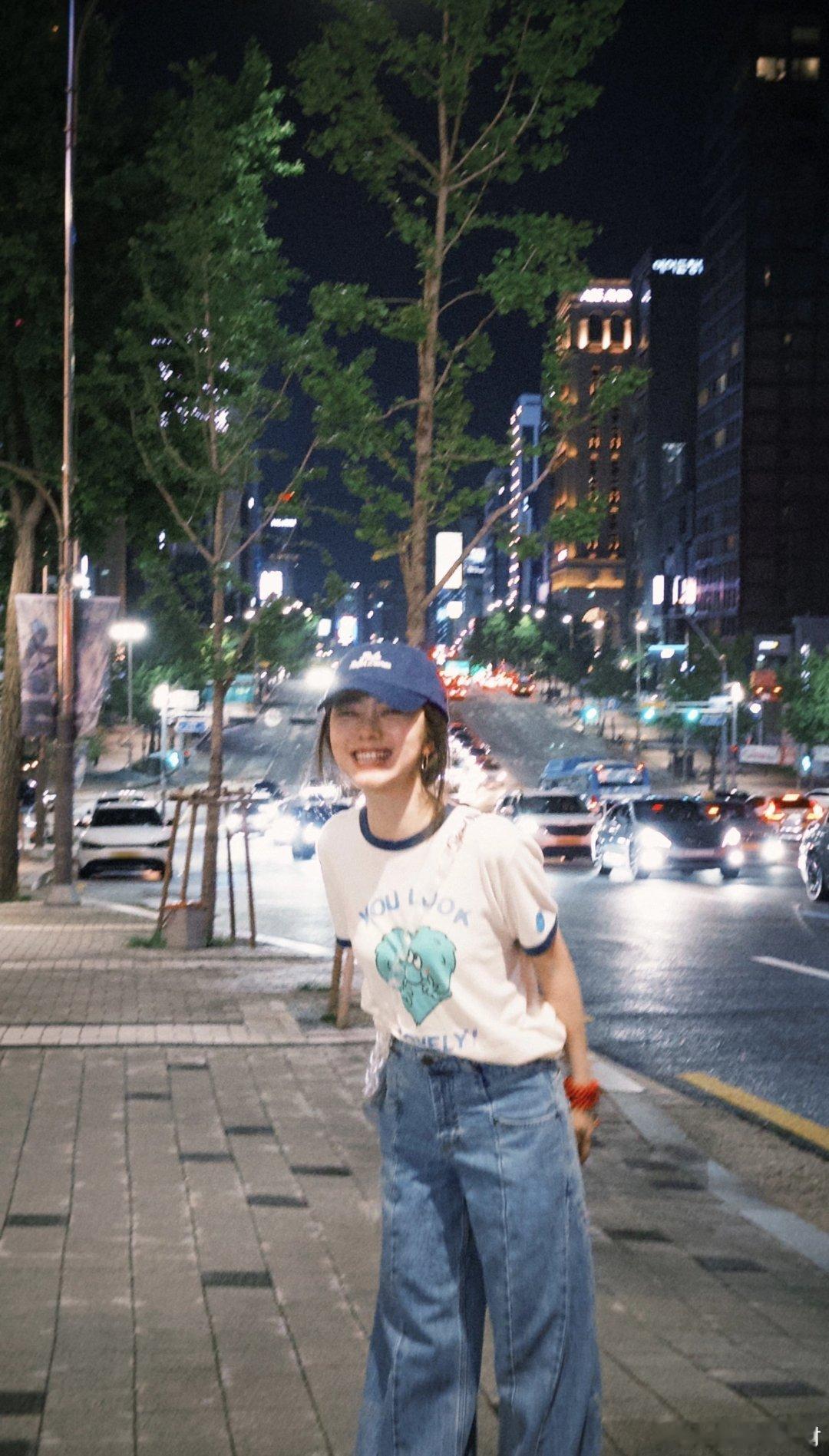 明星丨日常谭松韵马路边的一组图片～