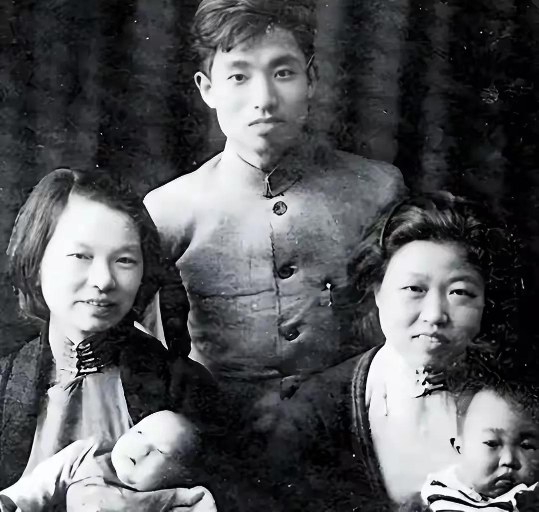 导演选角太厉害了，简直是神还原。图一是《沉默的荣耀》朱枫一家老照片，朱枫养女和女