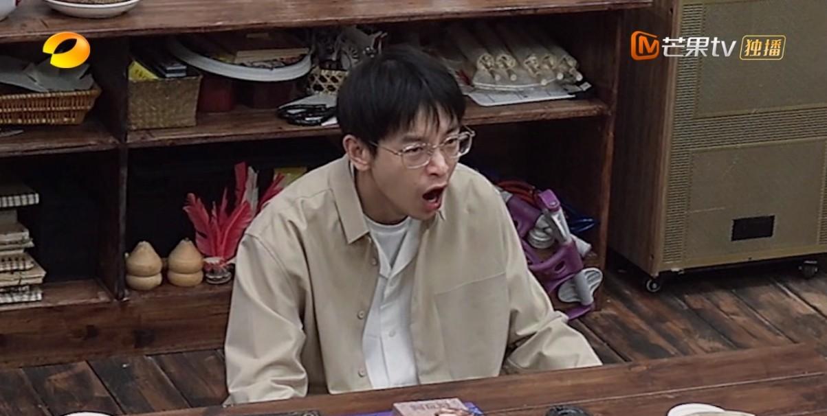 彭昱畅怎么睡觉都不摘眼镜的呀？别的人近视，睡觉前都会摘了眼镜睡觉的，可彭昱畅在