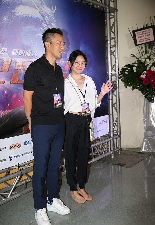 看当初汪小菲和大S当年这张工作时的开心合影，两人气场特别像现实里大公司的高层搭档