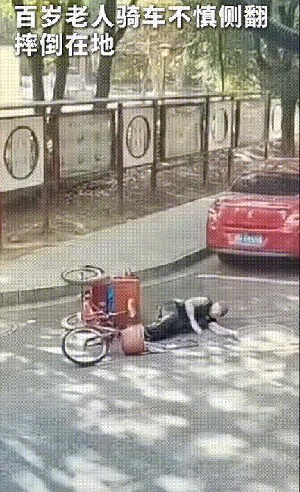 这个小朋友火到央视网了！浙江衢州，一名百岁老人骑着三轮车下马路牙，结果一个不稳就