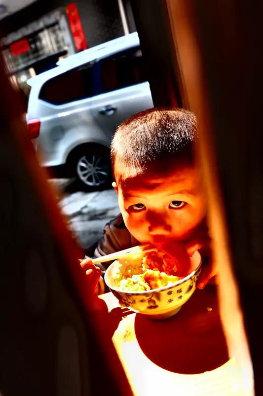 相亲带很多人去吃饭，合不合适真得具体情况具体分析。要是只带一两个闺蜜来，帮忙把