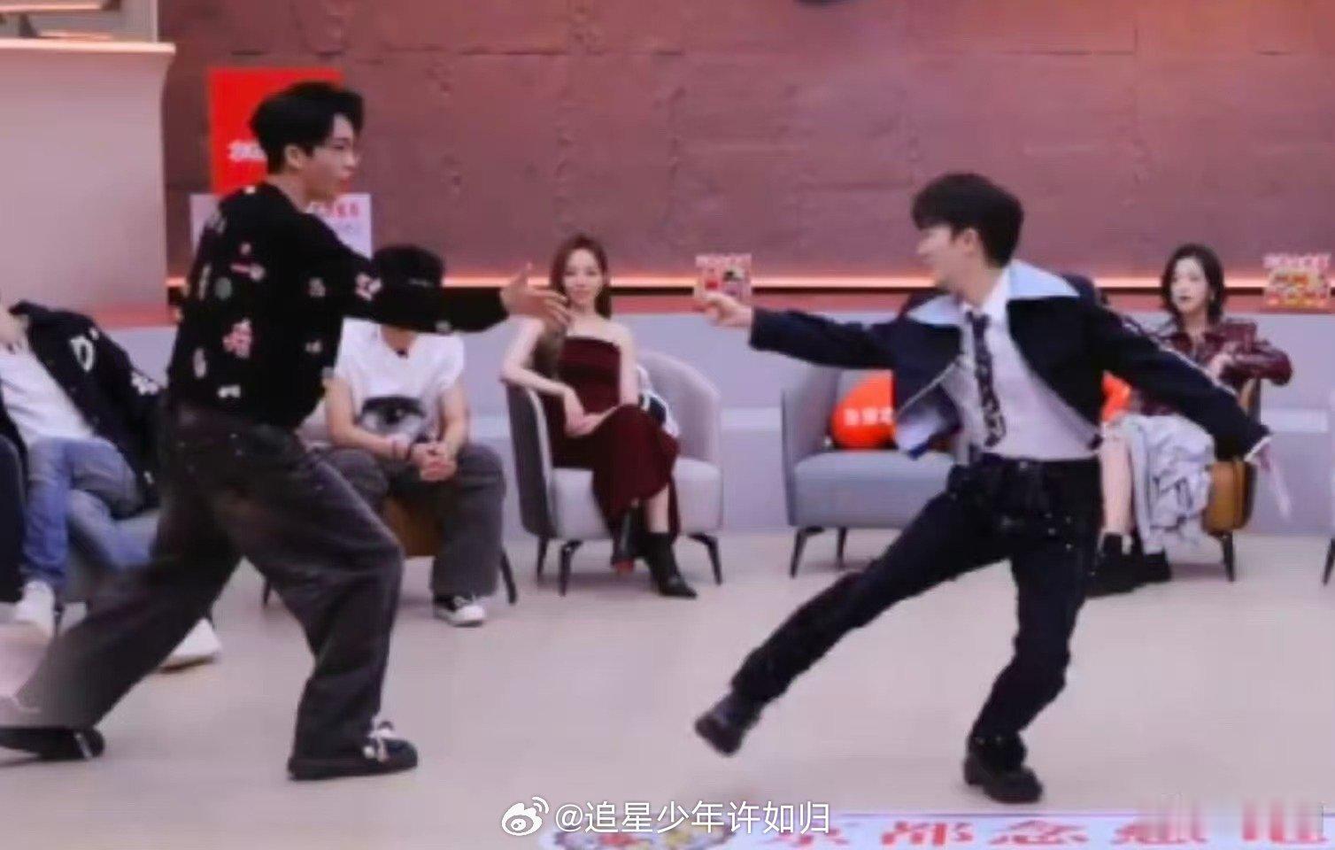 周深猜拳屡战屡败屡战被周深的游戏运气笑到头掉！猜拳四连败，每次都被黄子弘凡完美