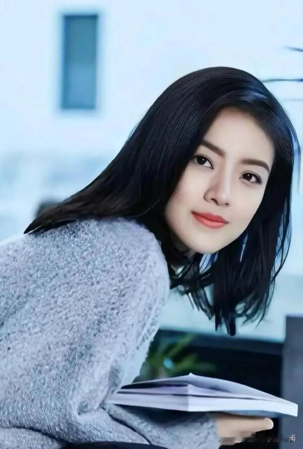 她是90后最美的一个女演员，长相比李沁漂亮，演技也比杨幂好，为何始终处于不温不火