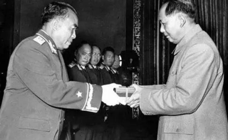 1955授衔时，许世友碰了钉子，林彪为刘亚楼出头：请主席考虑大将“1955年1