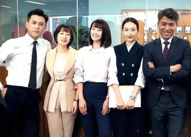 站在C位这个留着整齐刘海的美女是谁，看起来比王鸥漂亮，比刘敏涛有气质，一眼看出是