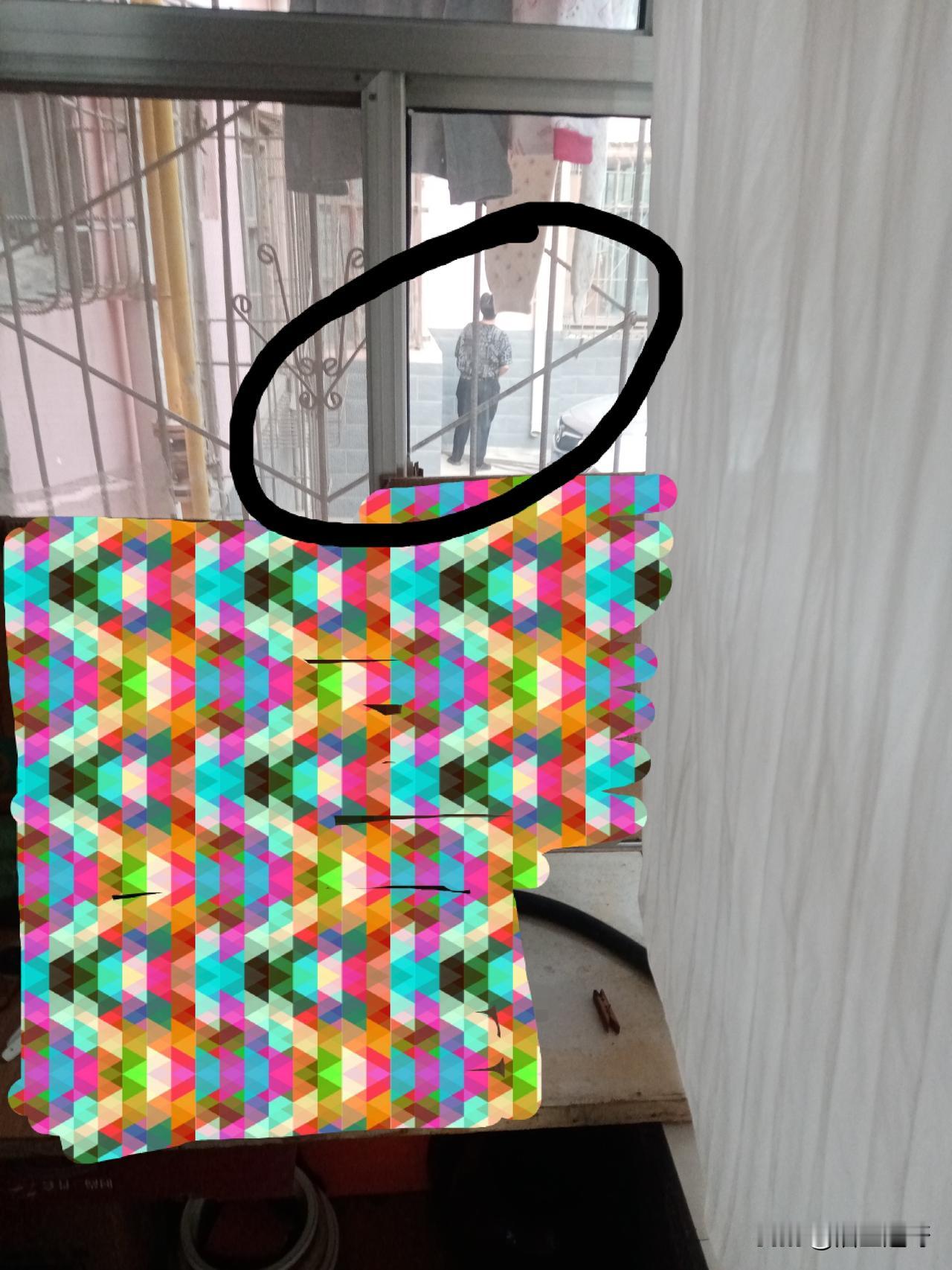 2026年5月8日，晚上7点36分，图片里穿黑色花体桖的男子来开车，突然尿急，遂