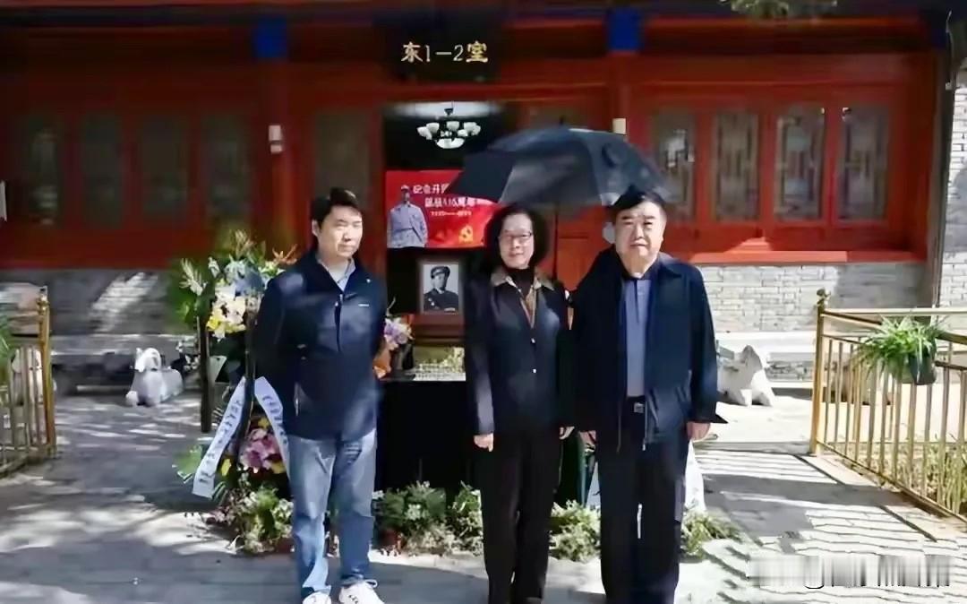 2024年，原工程兵司令员陈士榘上将的第二任夫人李峥（中）和家人在北京八宝山革命