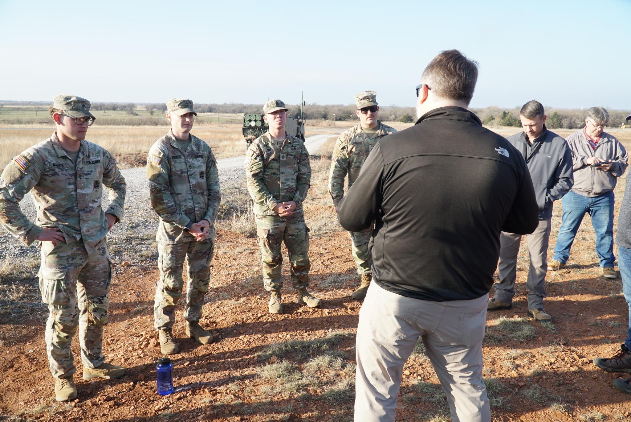 【洋基冰雹】MD三等人模拟测试手工装填4.75英寸(120毫米)无制导火箭弹，军