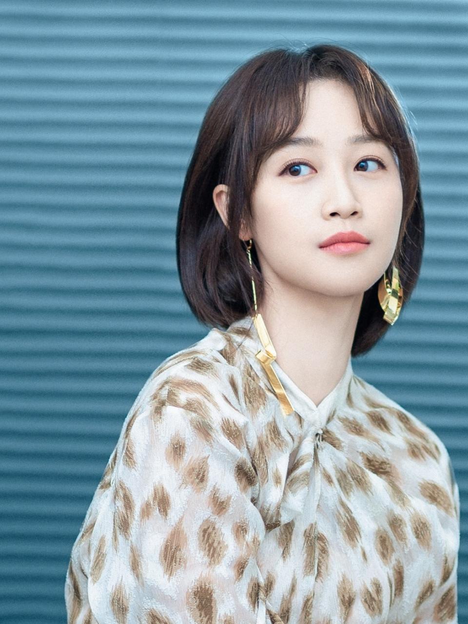 蓝盈莹一脸好奇地问斓曦：“你觉得要有孩子吗？”斓曦不劝生，也不劝退:“要有不