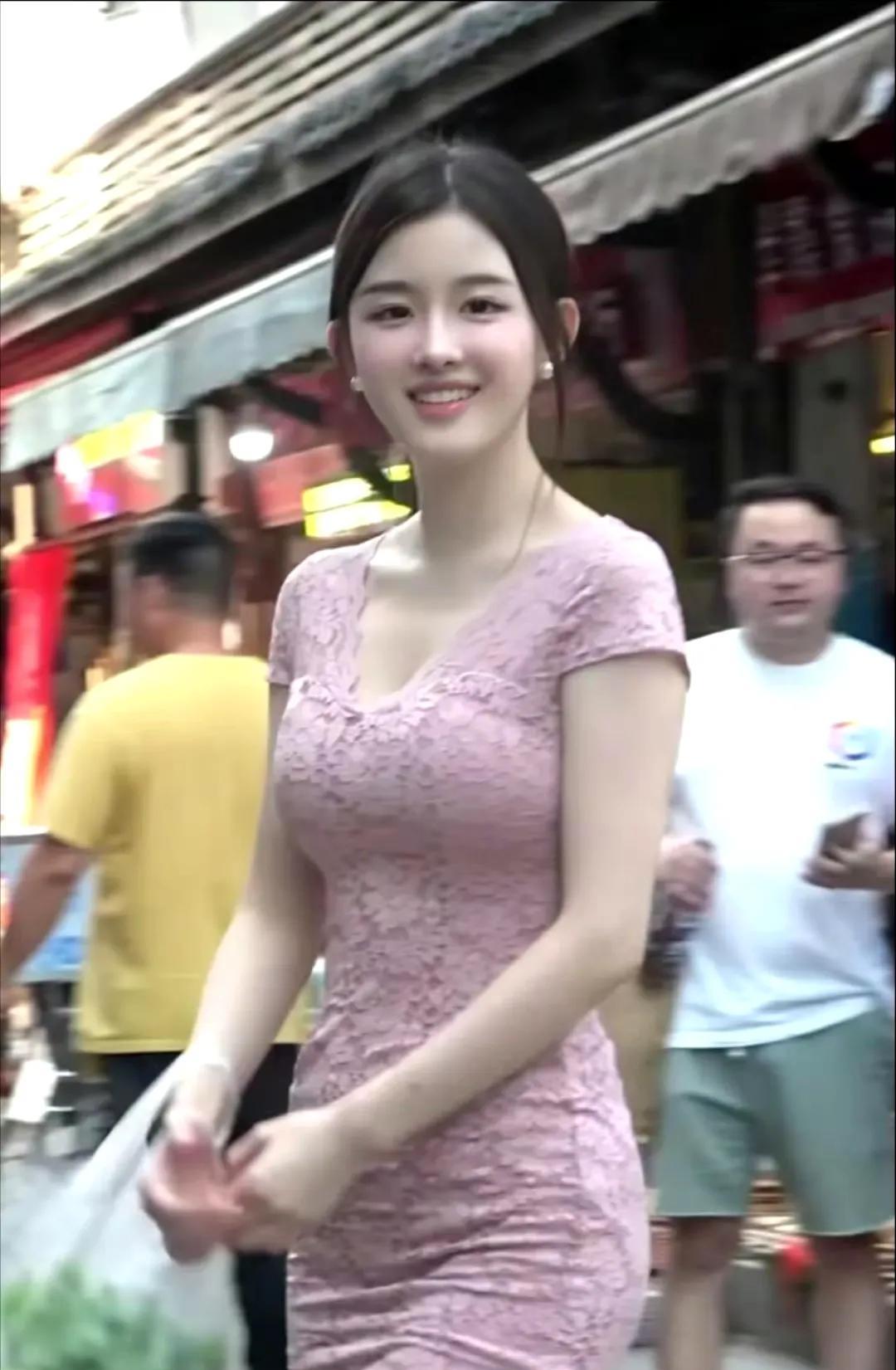 网红小思思，原名周思思，1997年出生在浙江龙游。身高1米72体重8