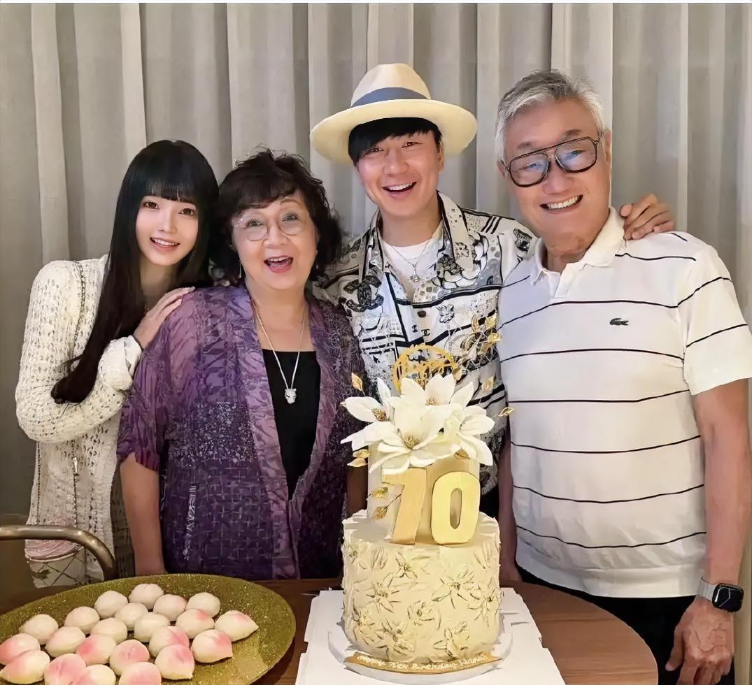 终于知道林俊杰为啥爱惨了七七！不是因为对方比他小21岁，也非她长得像Hebe