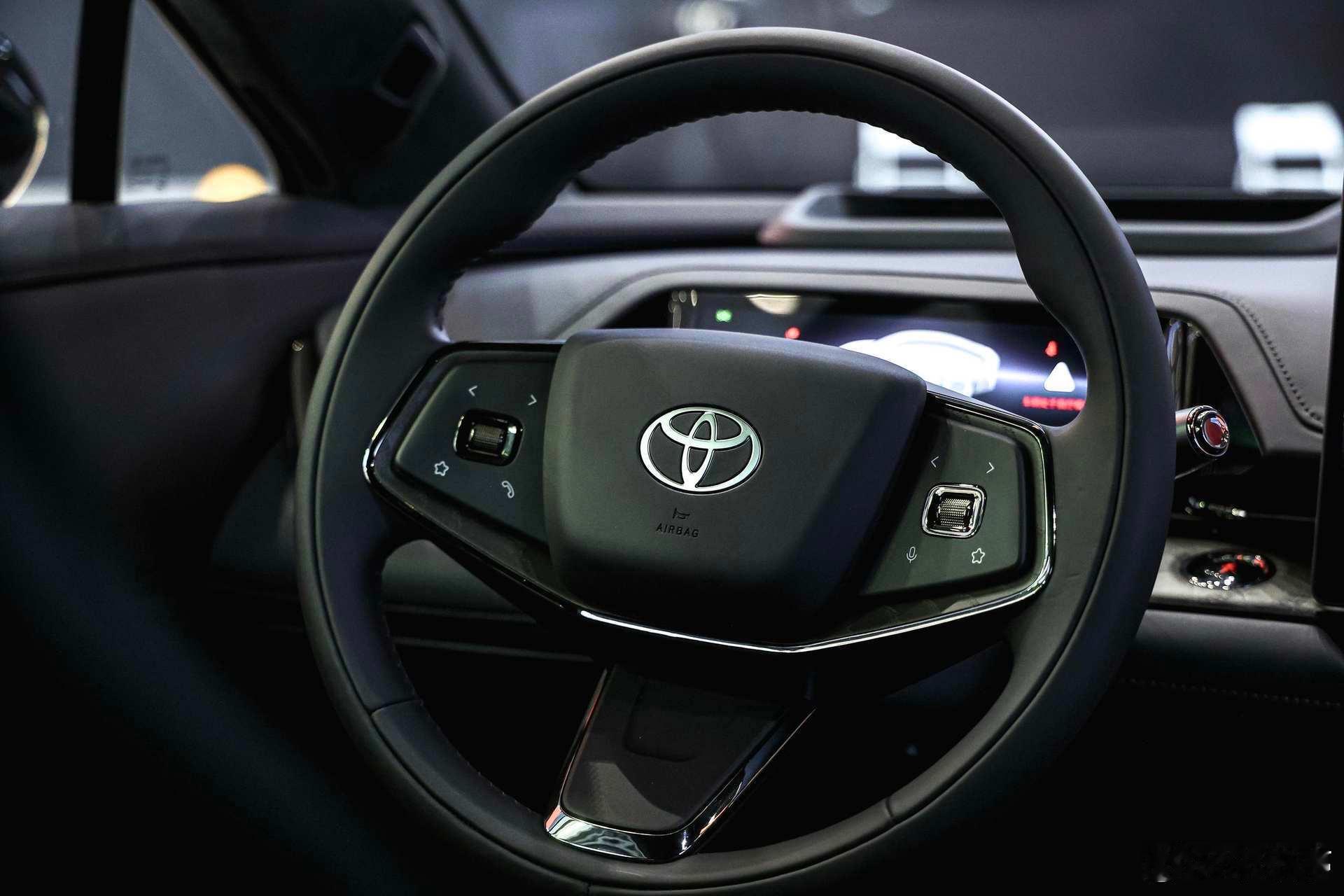 广州车展今天最大的惊喜，绝对是广汽丰田铂智7的发布！这款车直接把“豪华新三件”—