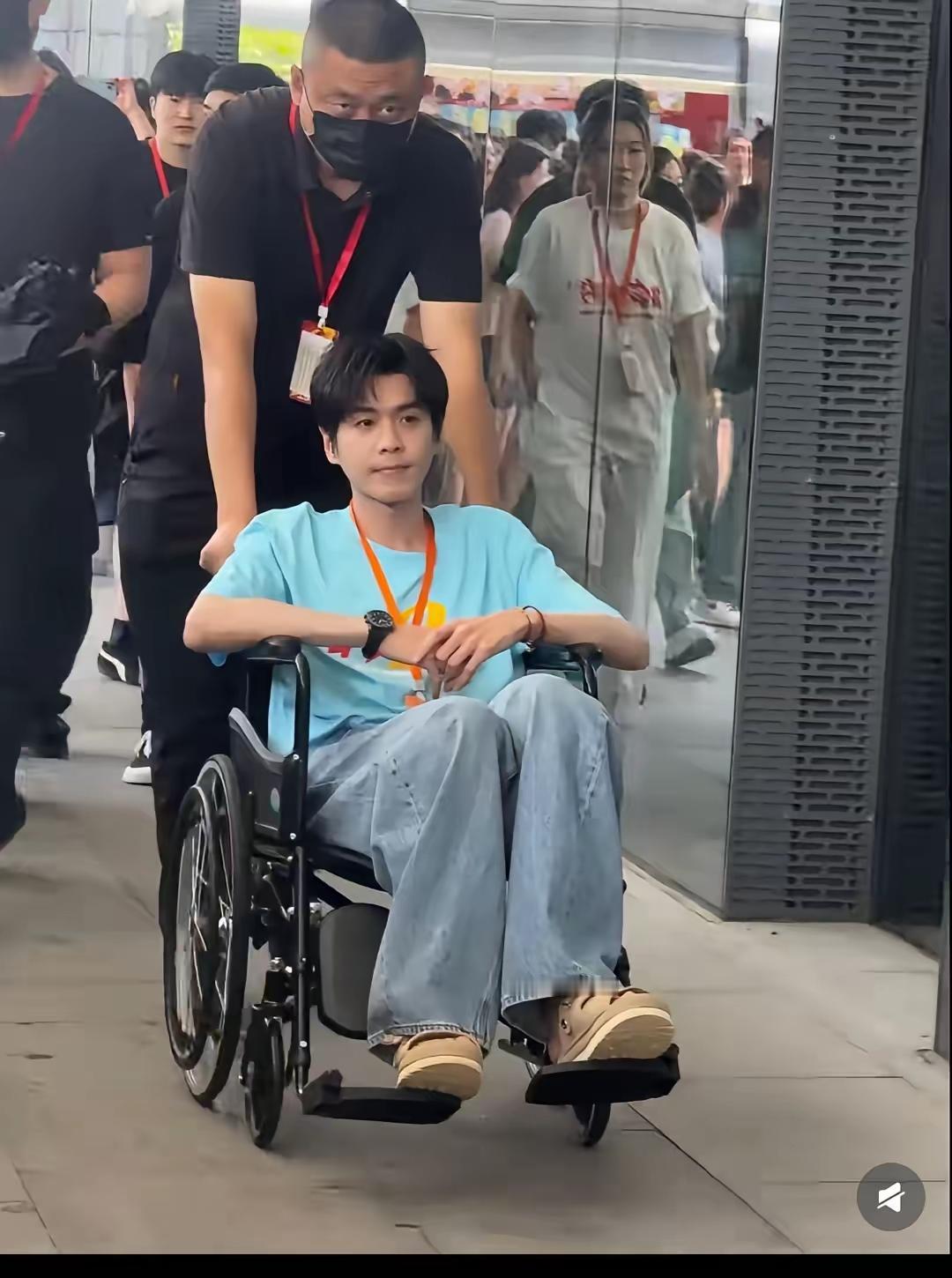 天呐，唐艺昕的老公这是怎么了，人也瘦了，差点没认出来，你认出他是谁了吗？