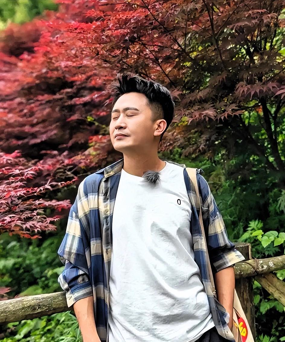 主持人杨帆携妻女国外旅游，为什么会引起很大争议，原因有三。第一个，作为一