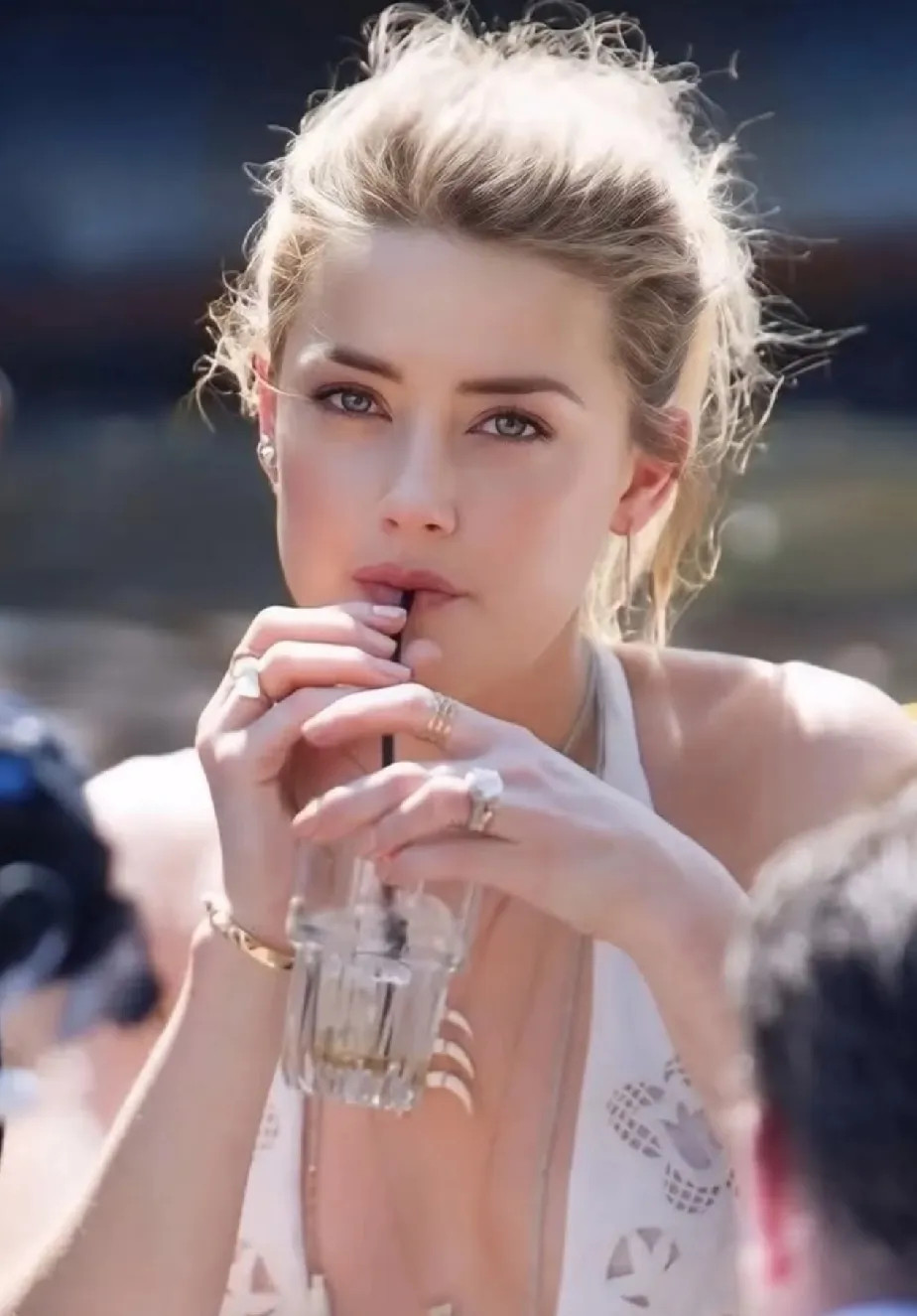 马斯克的白月光,确实美的无可挑剔。只有生理性喜欢,老马才会对她如此宠溺吧?至于那