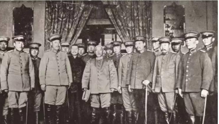 辛亥革命南北议和期间，孙中山为了顾全大局，主动推举袁世凯担任中华民国临时大总统