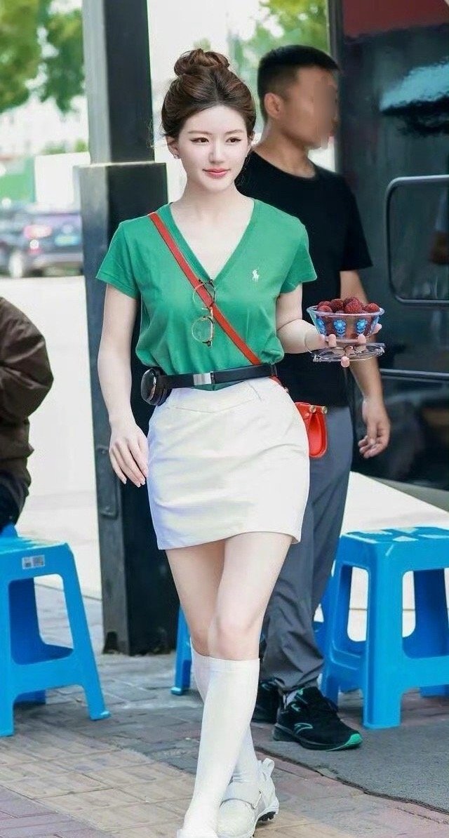 赵露思，耳机都可以当腰带了……​女明星的腰都这么细吗​​​