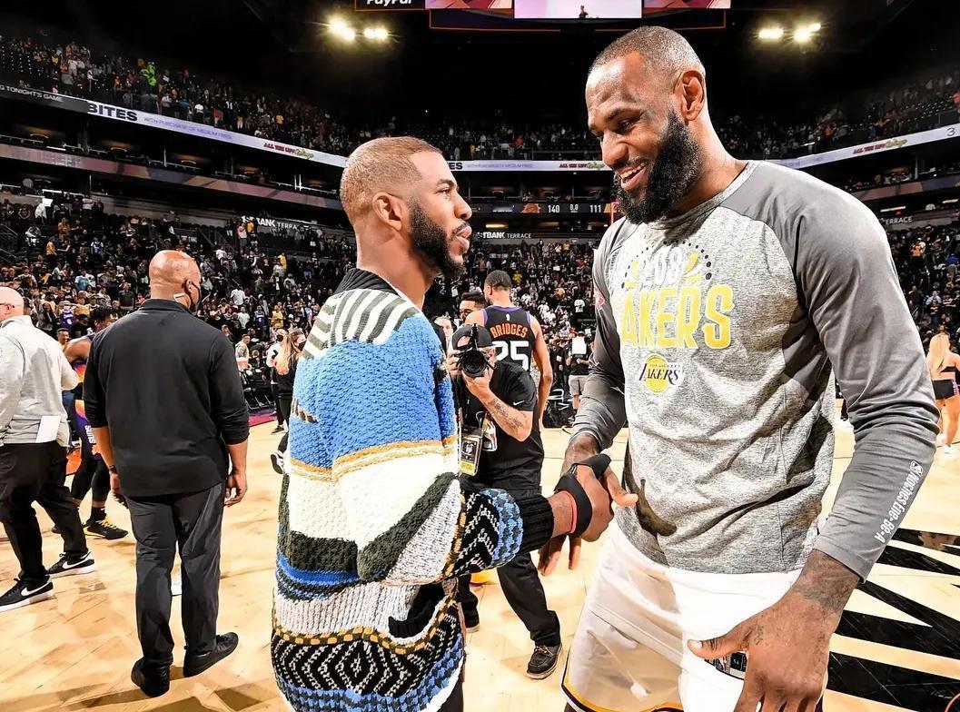 保罗：老詹我这一走，风尘四侠就剩你了詹姆斯：我也快了，这赛季体力不行了保罗：